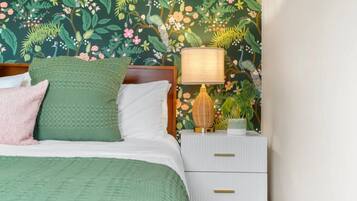 2 Schlafzimmer, Schreibtisch, Bügeleisen/Bügelbrett, Reisekinderbett