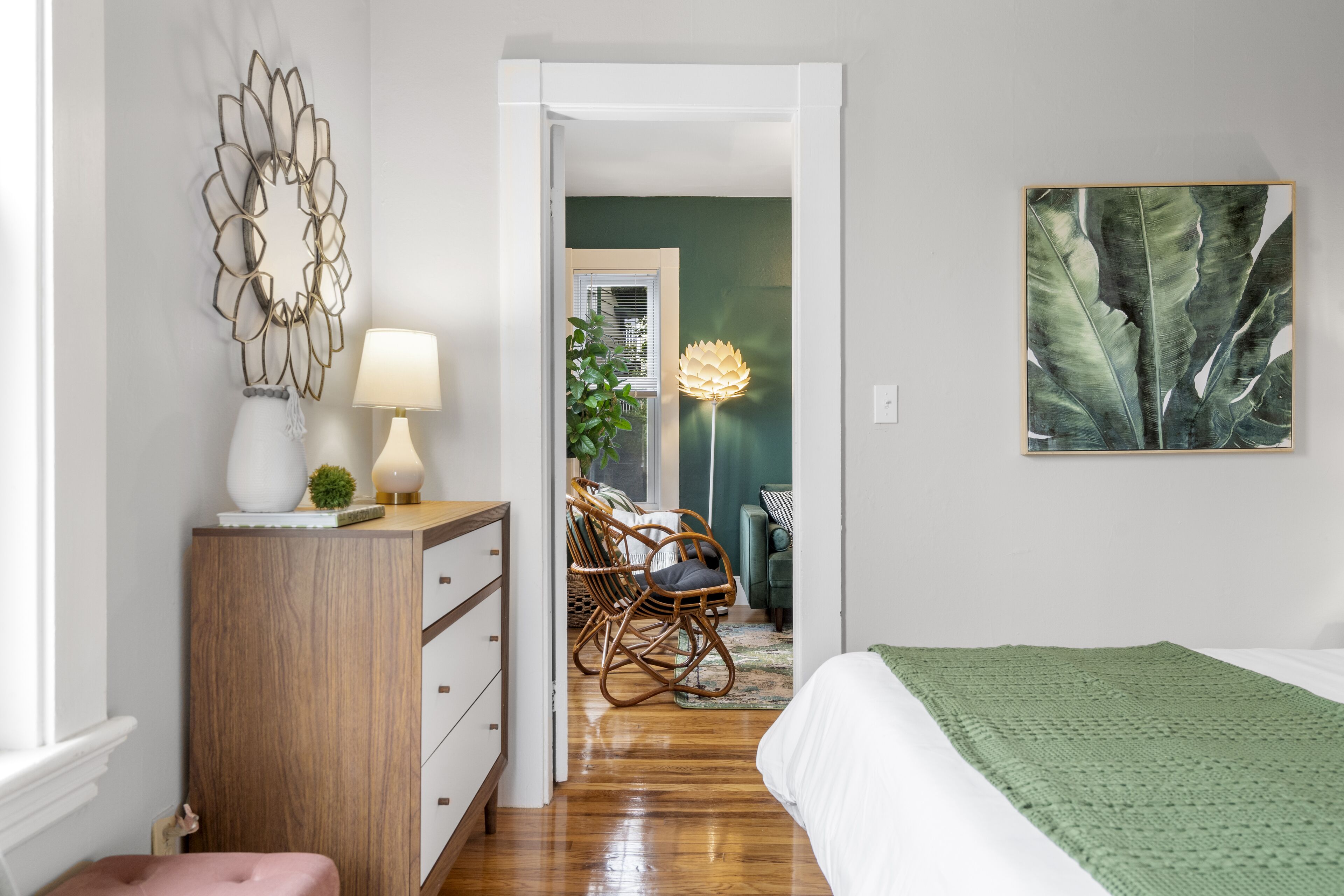 2 habitaciones, escritorio y tabla de planchar con plancha 