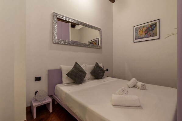 1 bedroom, WiFi - Apartment located on the ground floor of a renovated period building. There are 5 steps to reach the floor and 1 step at the entrance.It comfortably accommodates two people in 40 m2 of space, the apartment is located a few steps from the wonderful Piazza (Roma)