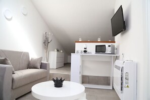 Living area - Decimomannu Lovely Room With Wifi! (Decimomannu)