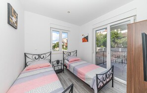 2 bedrooms, travel crib, free WiFi, bed sheets