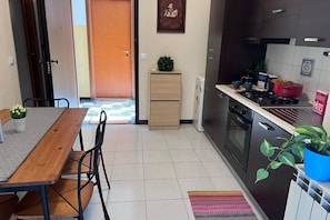 Geladeira, fogão, cooktop, talheres/pratos/utensílios de cozinha