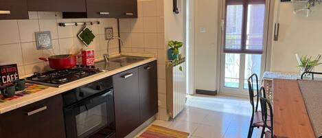 Fridge, oven, stovetop, cookware/dishes/utensils