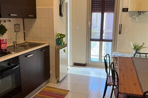 Kühlschrank, Ofen, Herdplatte, Kochgeschirr/Geschirr/Besteck