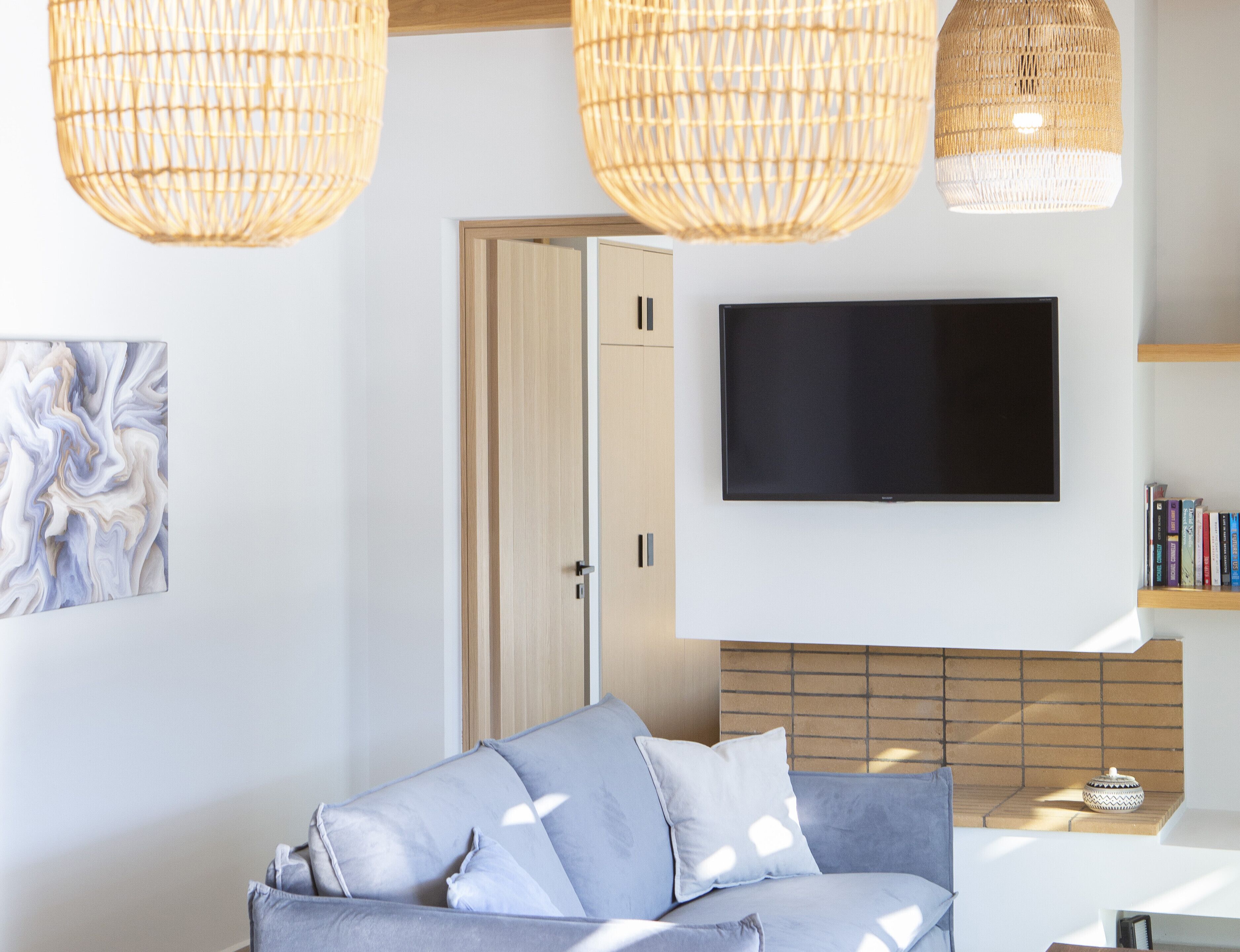 Tv, eldstad och böcker