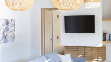 Tv, eldstad och böcker