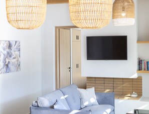 Fernseher, Kamin, Bücher