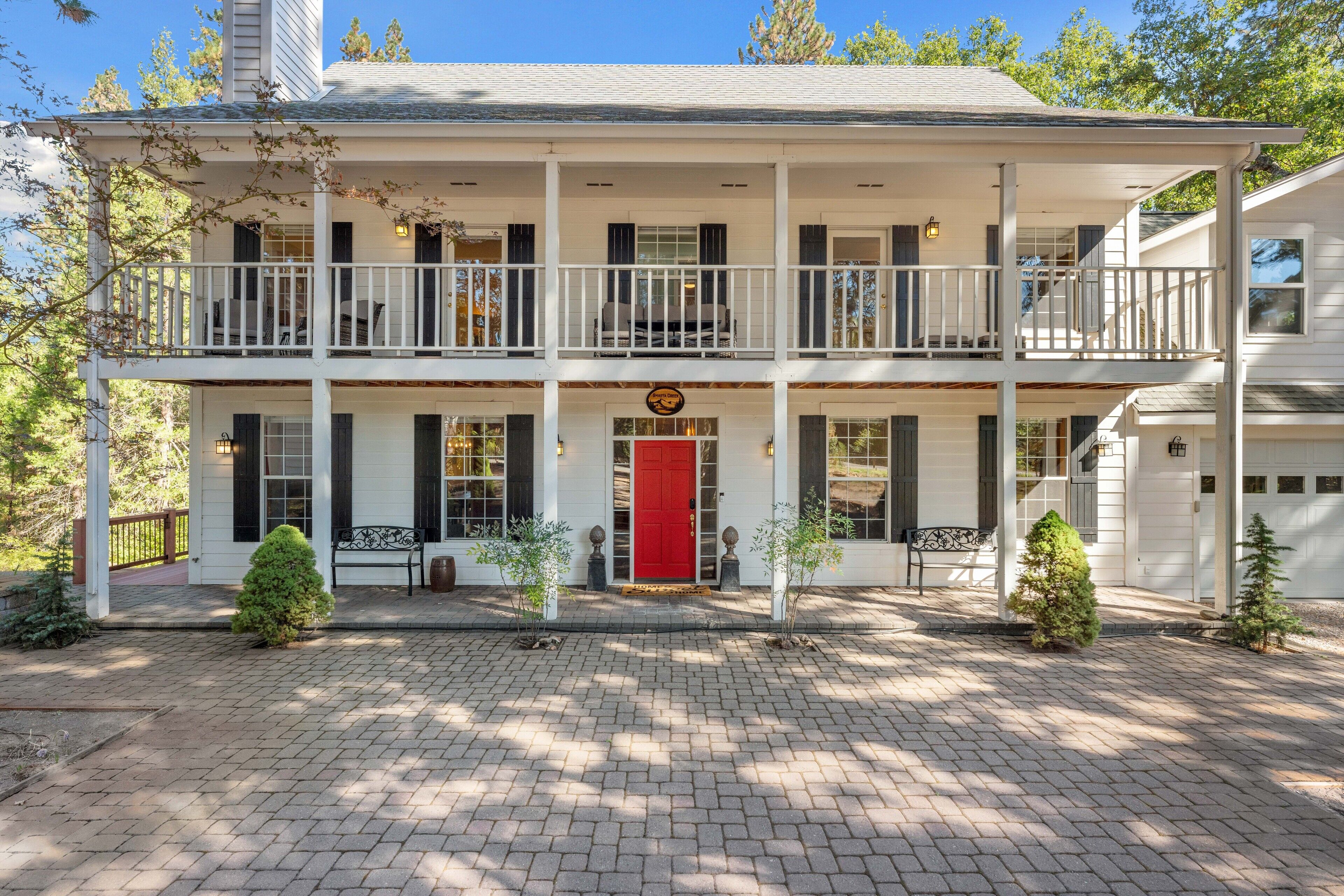 Private Creek, Majestic Mountain Views, Huge Decks, Next to Lake Sis & Golf!