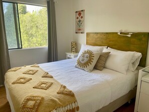 4 chambres, bureau, fer et planche à repasser, lit de bébé portatif
