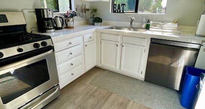 Safe & Sunny 4BR 2BA w/ Lg Patio - Heart of Culver City - West Los Angeles
