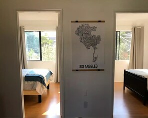 4 chambres, bureau, fer et planche à repasser, lit de bébé portatif