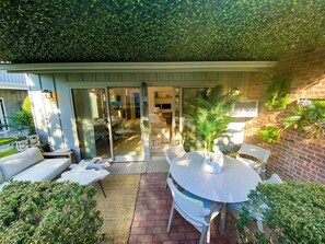 Outdoor dining - Luxury 1BR Townhouse in Sag Harbor • Walk to Dining & Waterfront (Sag Harbor)