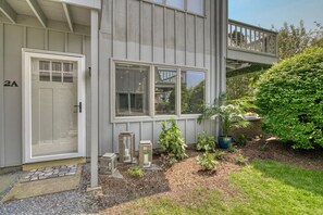 Exterior - Luxury 1BR Townhouse in Sag Harbor • Walk to Dining & Waterfront (Sag Harbor)