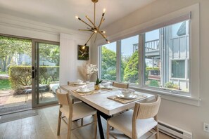 Dining - Luxury 1BR Townhouse in Sag Harbor • Walk to Dining & Waterfront (Sag Harbor)