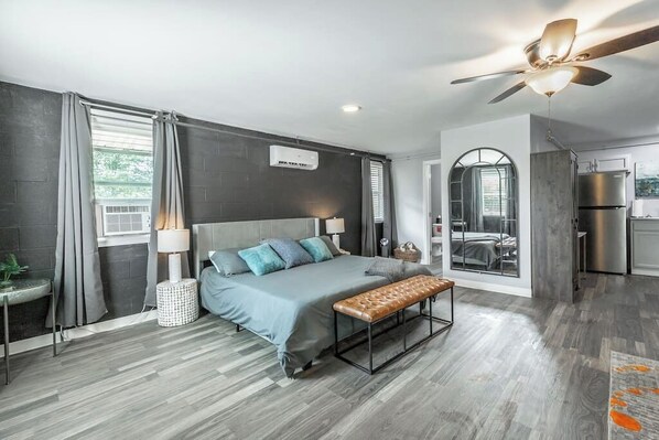 1 bedroom, iron/ironing board, travel cot, free WiFi - Romantic Studio Retreat - King Bed, Fireplace, Close to Chattanooga (Rock Spring)