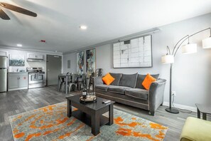 Smart TV, fireplace, printers - Romantic Studio Retreat - King Bed, Fireplace, Close to Chattanooga (Rock Spring)