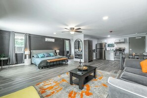 Smart TV, fireplace, printers - Romantic Studio Retreat - King Bed, Fireplace, Close to Chattanooga (Rock Spring)