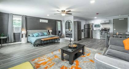 Romantic Studio Retreat - King Bed, Fireplace, Close to Chattanooga
