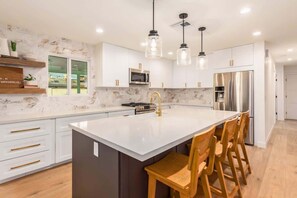 Kylskåp, mikrovågsugn, ugn och spishäll