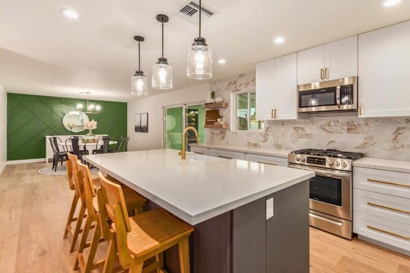 Kylskåp, mikrovågsugn, ugn och spishäll