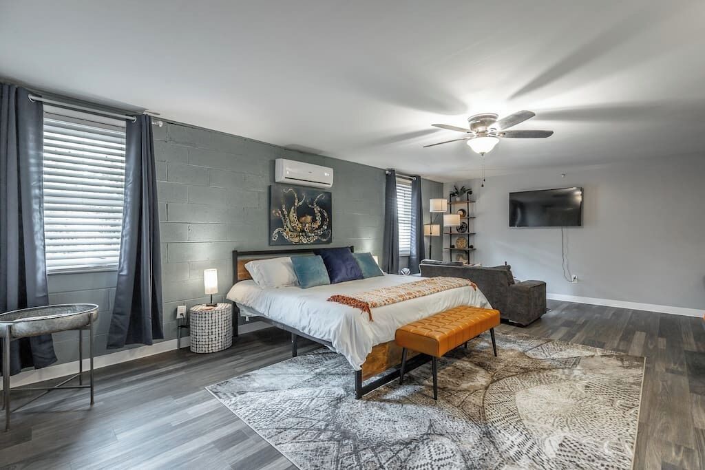 1 多间卧室、办公桌、熨斗/熨衣板、旅行婴儿床