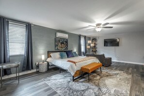 1 bedroom, desk, iron/ironing board, travel cot - Suite 209 - Reach at Rock Spring Resort Near Chattanooga, TN! (Rock Spring)