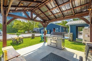 Outdoor dining - Suite 209 - Reach at Rock Spring Resort Near Chattanooga, TN! (Rock Spring)