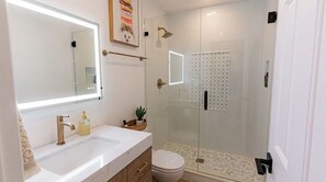 Hårføner, håndklær, såpe og toalettpapir