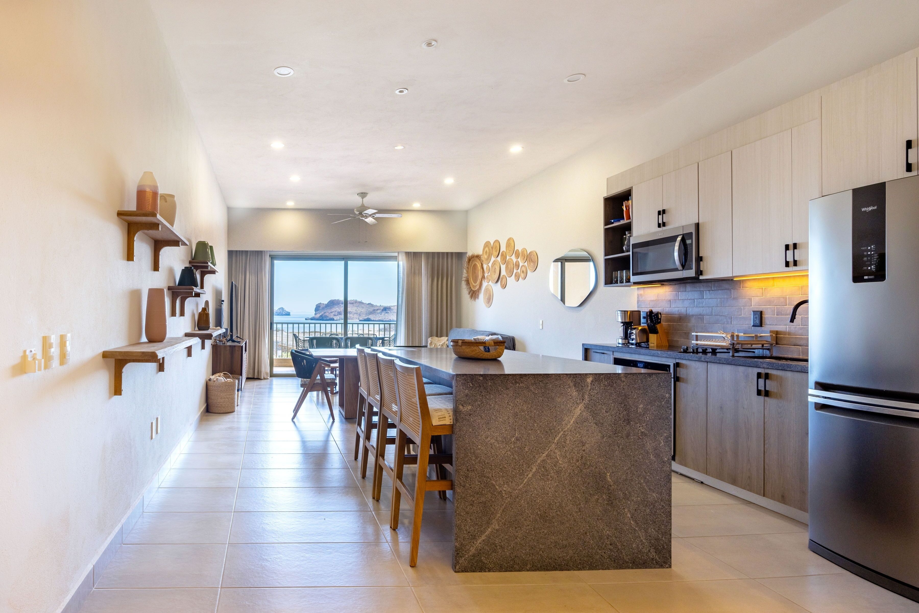 Jääkaappi, mikroaaltouuni, uuni, liesi