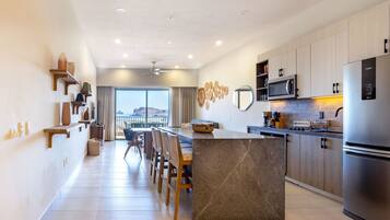 Jääkaappi, mikroaaltouuni, uuni, liesi