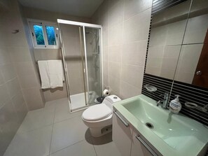Serviettes fournies, savon, shampoing, papier toilette