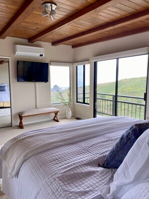 3 bedrooms, iron/ironing board, WiFi, bed sheets - Raptor's View - Million Dollar Views From The Ventura Hillsides (Ventura)