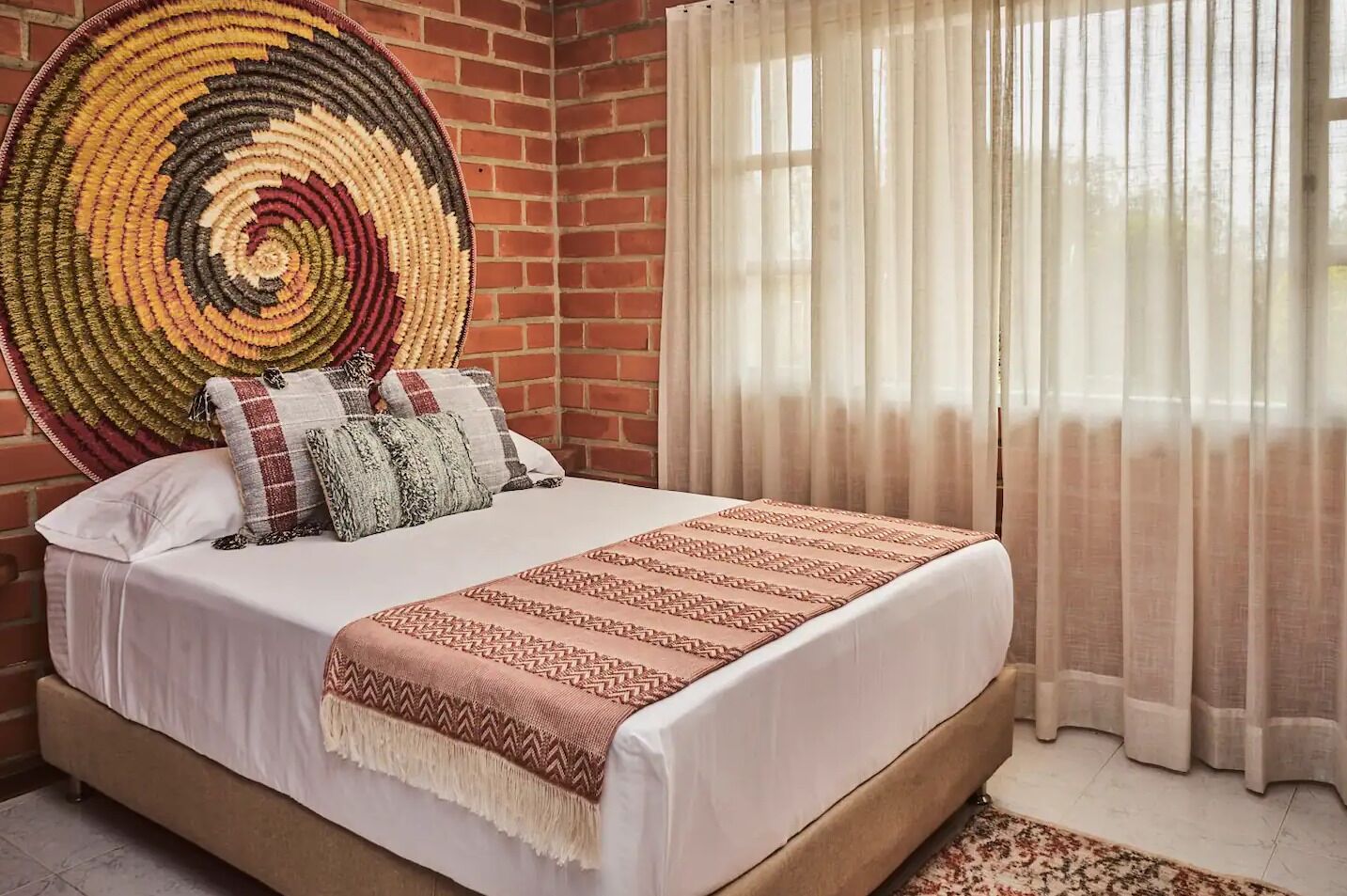 1 dormitorio, tabla de planchar con plancha, wifi y ropa de cama