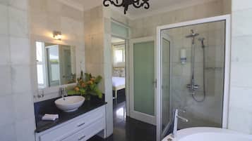 Deluxe Villa | Bathroom | Free toiletries, hair dryer, towels, soap