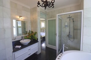 Deluxe Villa | Bathroom