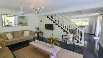 Deluxe-Villa | Wohnzimmer | 55-Zoll-LCD-Fernseher mit Satellitenempfang
