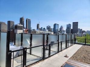 Property grounds - Central Penthouse, 1Bedrooms and Den 4 guests, close by metro St-Laurent (MONTRÉAL)