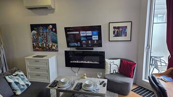 Smart TV, fireplace