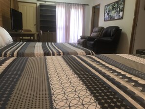 4 bedrooms, iron/ironing board, WiFi, bed sheets - ABSOLUTE WATERFRONT 4 BEDROOM  HOUSE  SLEEPS 10. (Greenwell Point)