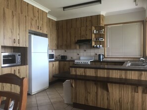 Fridge, microwave, oven, stovetop - ABSOLUTE WATERFRONT 4 BEDROOM  HOUSE  SLEEPS 10. (Greenwell Point)