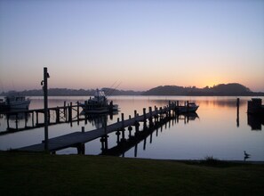 Marina - ABSOLUTE WATERFRONT 4 BEDROOM  HOUSE  SLEEPS 10. (Greenwell Point)