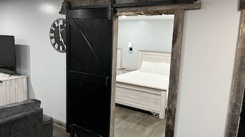 Deluxe Suite | Individually decorated, free WiFi, bed sheets