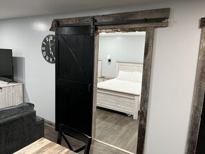 Deluxe Suite | Individually decorated, free WiFi, bed sheets - Fox Run Resort (Wharncliffe)