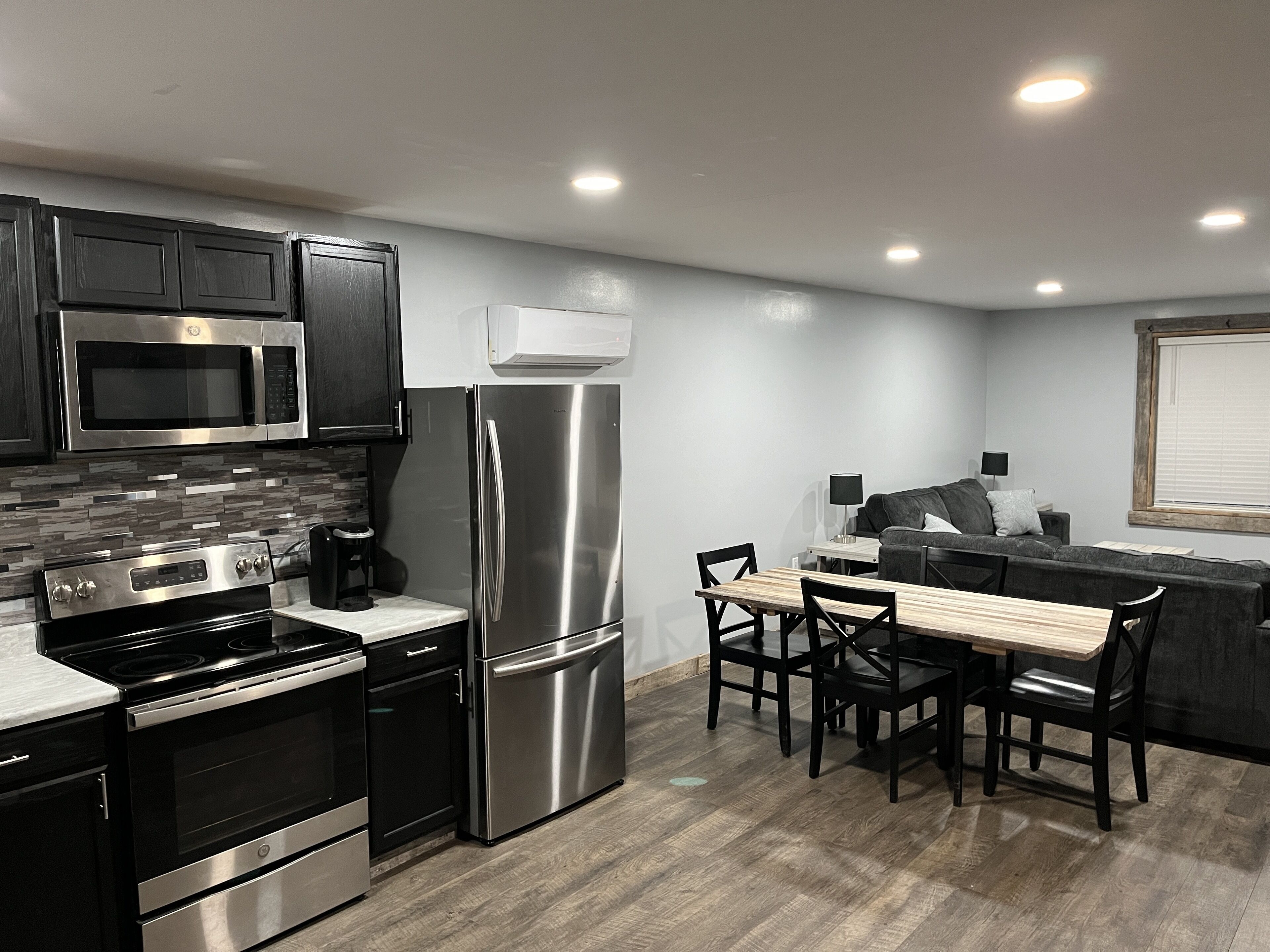 Suite Deluxe | Cuisine privée | Four à micro-ondes, cafetière-théière, essuie-tout