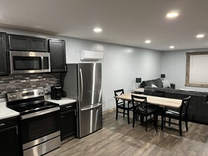 Deluxe Suite | Private kitchen | Microwave, coffee/tea maker, paper towels