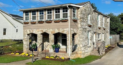 Blakely's Stone Cottage: Walk to downtown Franklin & Civil War Sites