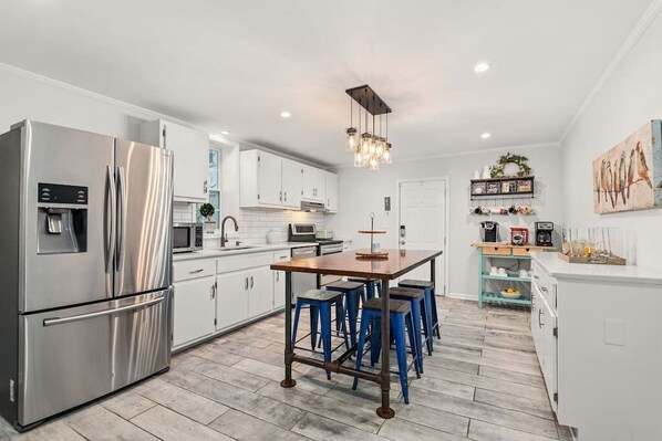 Réfrigérateur, micro-ondes, four, plaque de cuisson