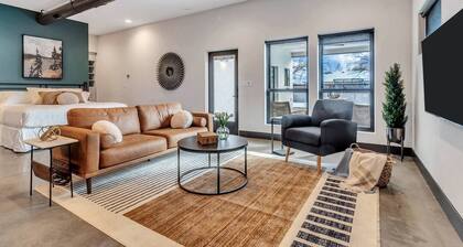 Luxurious, Modern 1 King Bed Downtown Star Studio