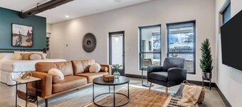 Luxurious, Modern 1 King Bed Downtown Star Studio