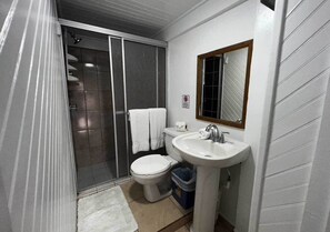 Standard Room, Balcony, Courtyard View | Bathroom | Shower, towels, soap, shampoo - Eastern Harbor Resort (Isla de Utila)